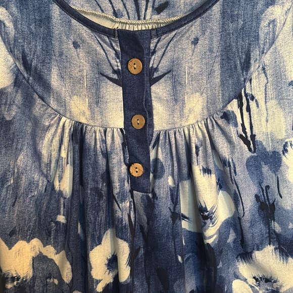 Floral loose fitting top. Faux wood buttons. XL - Picture 3 of 5